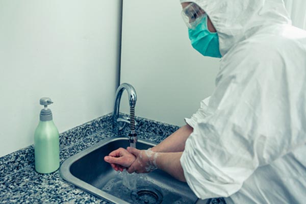 Medical worker washing hands - Photo by iStock_doble-d